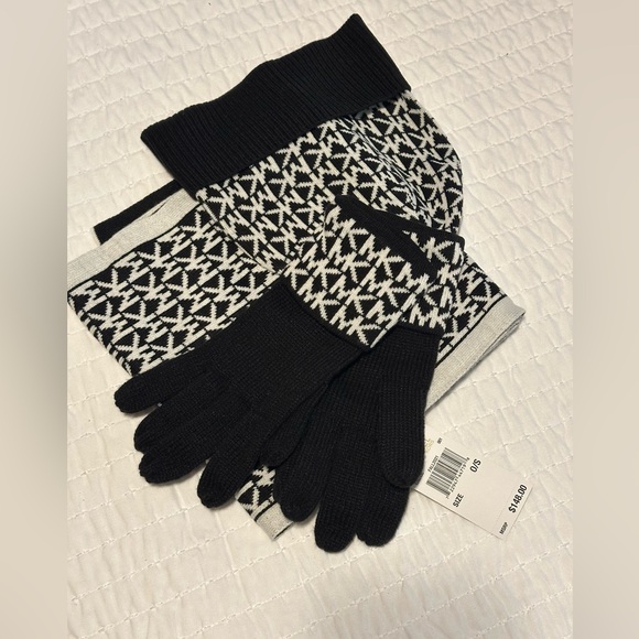 NWT 🏷IN BOX MICHAEL KORS BLACK WHITE 3 PIECE SCARF HAT & GLOVES GIFT 🎁 SET - Picture 3 of 6